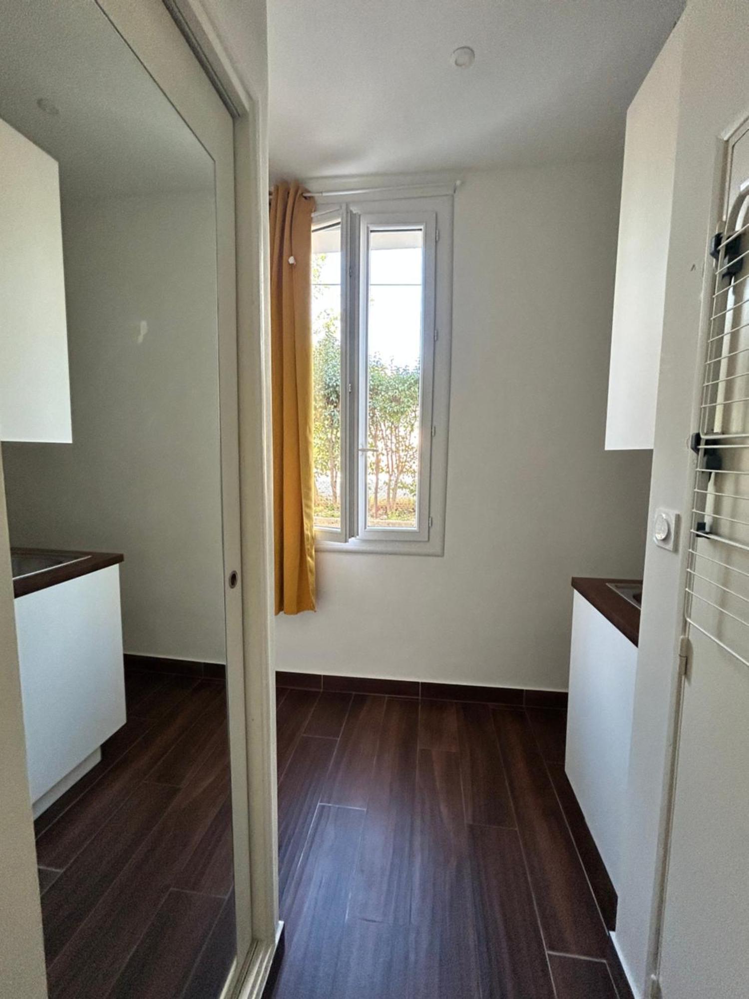 Agreable Studio Renove Avec Place De Parking Bandol Bagian luar foto
